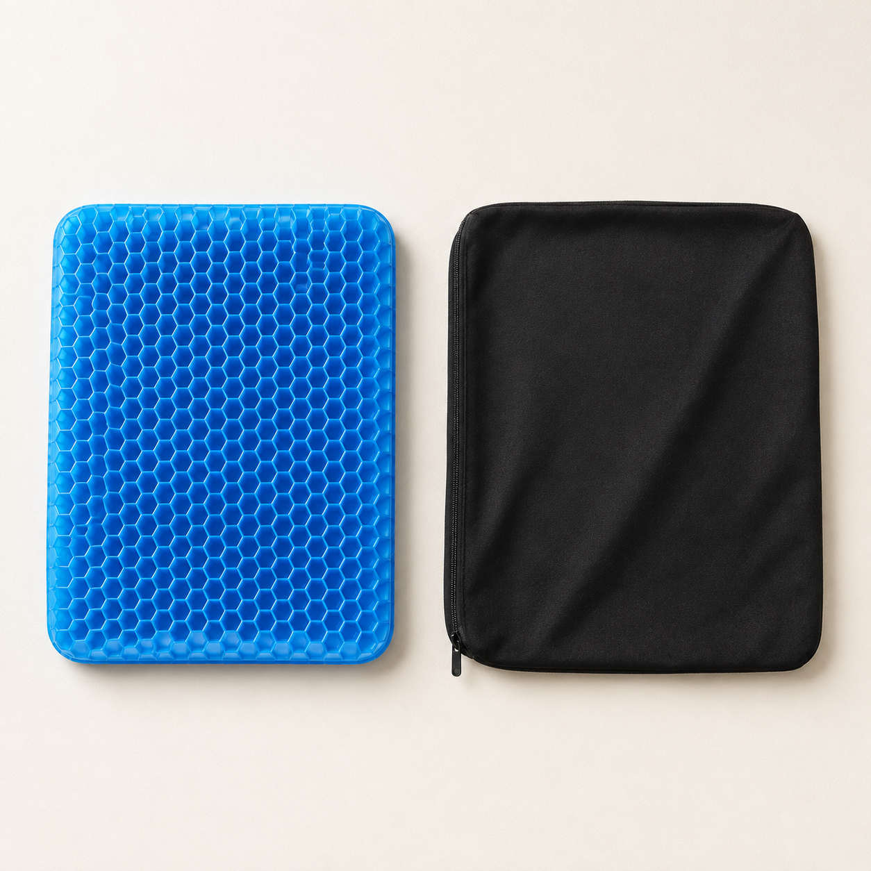 Coussin gel nid d'abeille bleu Corélia à côté de sa housse noire amovible et lavable avec fermeture éclair — vue à plat